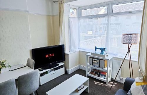 Horfield House | 4-Bed House - Fast WiFi, Self Check-In, Parking