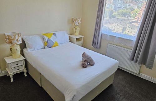 Horfield House | 4-Bed House - Fast WiFi, Self Check-In, Parking