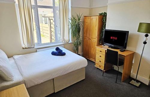 Horfield House | 4-Bed House - Fast WiFi, Self Check-In, Parking