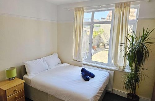 Horfield House | 4-Bed House - Fast WiFi, Self Check-In, Parking