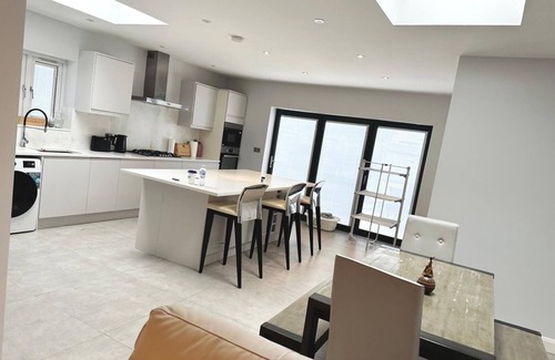 Goodmayes House | 4 Bed House-garden-parking-15 min Elizabeth Line