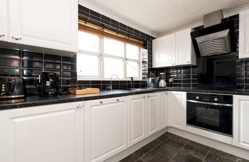 Thamesmead House | 4 Bed House in Greater London + Parking | Pass the Keys