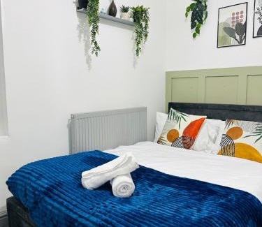 Splott House | 4 Bed House with Garden and Hot Tub - Near City Centre