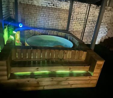 Splott House | 4 Bed House with Garden and Hot Tub - Near City Centre