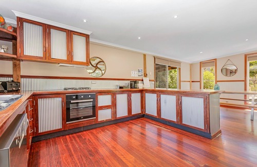 Echuca House | 4 bed, Solar heated pool, bush outlook + only a 5 min walk to the CBD