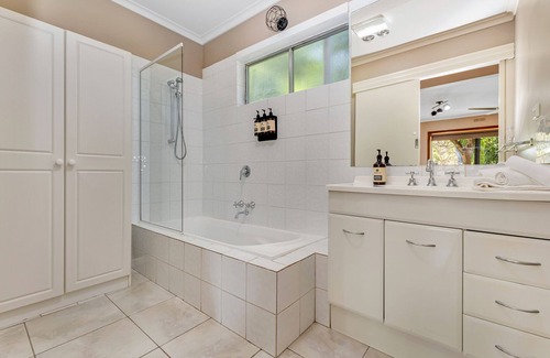 Echuca House | 4 bed, Solar heated pool, bush outlook + only a 5 min walk to the CBD