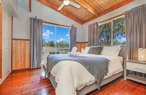 Echuca House | 4 bed, Solar heated pool, bush outlook + only a 5 min walk to the CBD