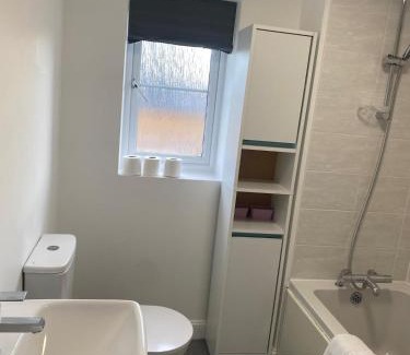 Basingstoke House | 4 Bed Station Garden House