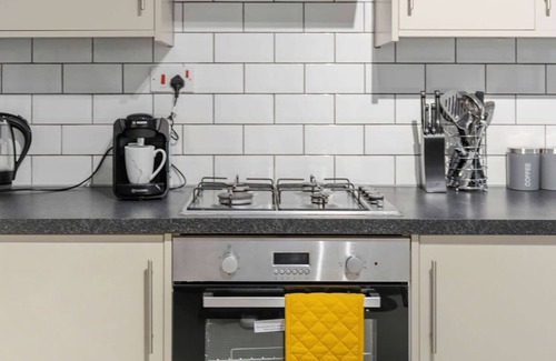 Ealing Common Apartment | 4 Bed Townhouse/Private Terrace/Parking