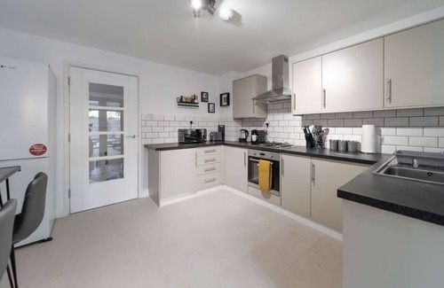 Ealing Common Apartment | 4 Bed Townhouse/Private Terrace/Parking