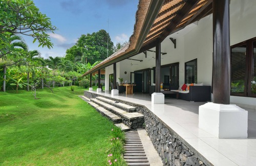 Umeanyar Villa | 4 bed villa directly on the beach. swimming pool with yacuzi