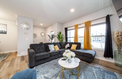 Southwest Edmonton House | 4 BEDRM Luxury 15 minsYEG/WEM