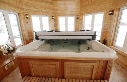 Lincoln Villa | 4 Bedrms, Indoor HotTub, Wineries & Niagara Falls