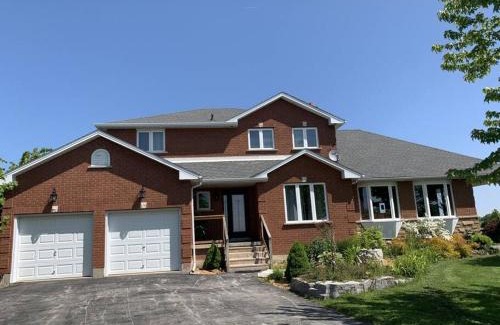 Lincoln Villa | 4 Bedrms, Indoor HotTub, Wineries & Niagara Falls