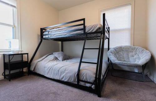 Dearborn House | 4 Bedroom 2 and a half bath that Sleeps 8 Near it all Ford Telegraph