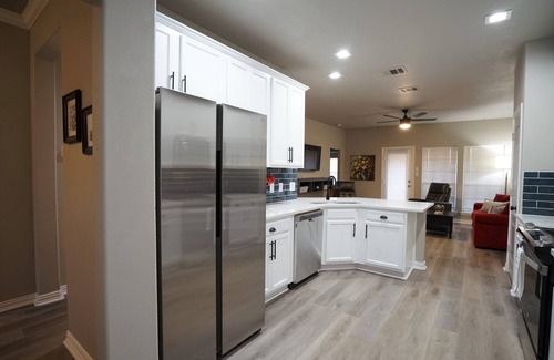 Euless House | 4 Bedroom-2 King Beds GREAT location, minutes to AT&T Stadium and DFW Airport!