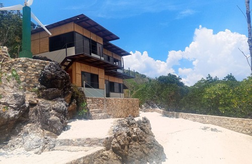 Coron House | 4 Bedroom 2-Storey Beach House with Pool