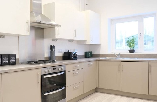 Milton Keynes House | 4 Bedroom 3.5 Bath House in City Centre - Sleeps 8