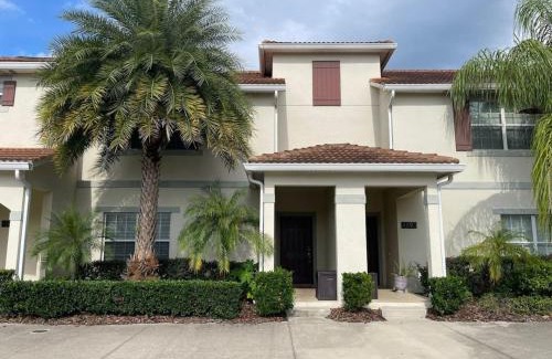 Kissimmee House | 4 Bedroom 3 Bathroom Storey Lake 4895CT
