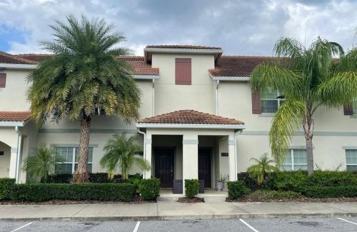 Kissimmee House | 4 Bedroom 3 Bathroom Storey Lake 4895CT