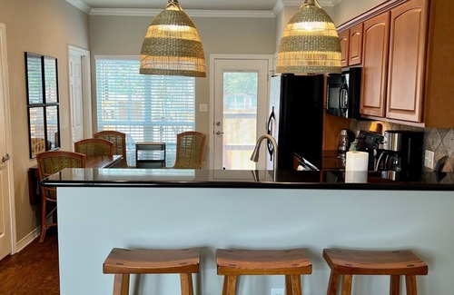 College Station House | 4 bedroom/4.5 bath luxury condominium 1 mile from the Texas A&M campus