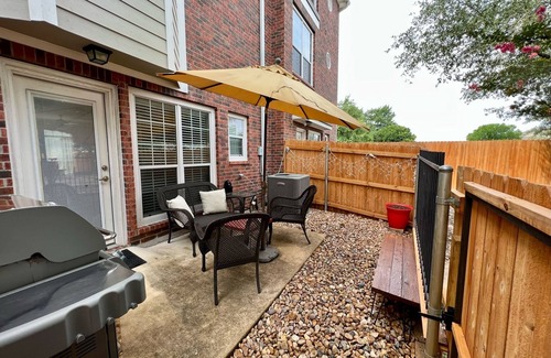 College Station House | 4 bedroom/4.5 bath luxury condominium 1 mile from the Texas A&M campus