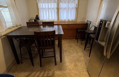 Cedar Rapids - Iowa City House | 4 Bedroom, 6 Bed, 2 Bathroom 2 Story Spacious Home NW Side of CR