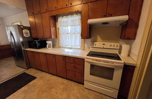 Cedar Rapids - Iowa City House | 4 Bedroom, 6 Bed, 2 Bathroom 2 Story Spacious Home NW Side of CR