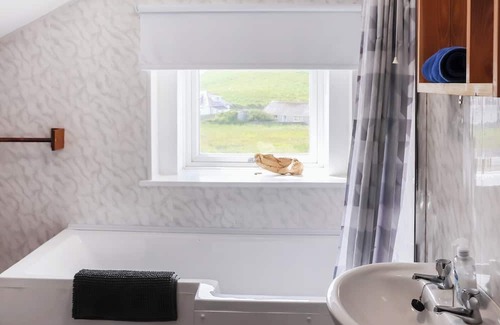 Dinas Dinlle Apartment | 4 bedroom accommodation in Caernarfon