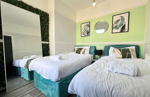 Anfield House | 4 Bedroom Anfield House, 7 beds, Free Parking, Garden - 5 mins to LFC, 15 mins to City Centre