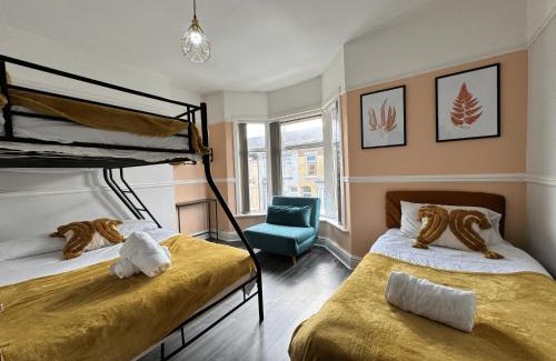 Anfield House | 4 Bedroom Anfield House, 7 beds, Free Parking, Garden - 5 mins to LFC, 15 mins to City Centre