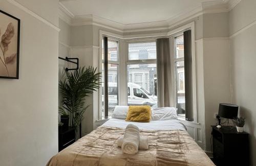 Anfield House | 4 Bedroom Anfield House, 7 beds, Free Parking, Garden - 5 mins to LFC, 15 mins to City Centre
