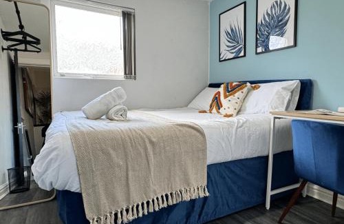 Anfield House | 4 Bedroom Anfield House, 7 beds, Free Parking, Garden - 5 mins to LFC, 15 mins to City Centre