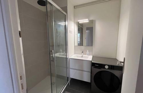 Bourg-les-Valence Apartment | 4 Bedroom Apartment, City Center