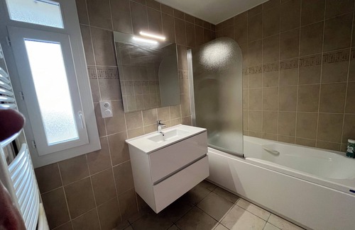Bourg-les-Valence Apartment | 4 Bedroom Apartment, City Center