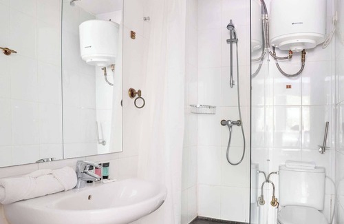 El Baix Guinardo Apartment | 4- Bedroom Apartment in Gracia Village
