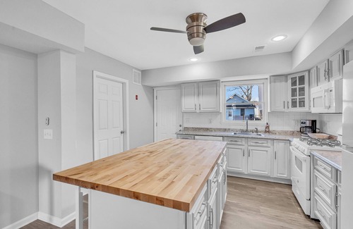 Keansburg House | 4-Bedroom Beach House Keansburg with AC, WiFi/Front WATERPARK