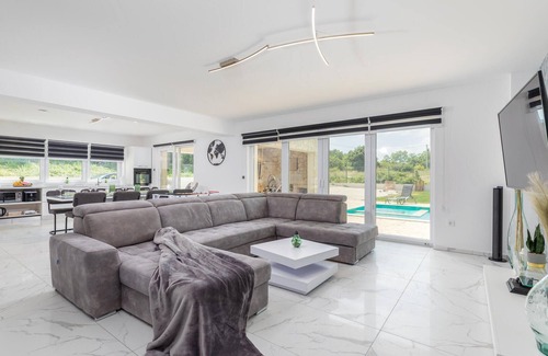 Jursici House | 4 bedroom beautiful home in Jursici