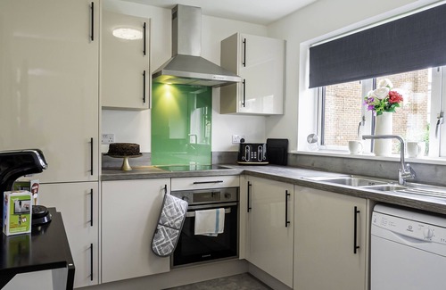 Basingstoke House | 4-Bedroom Bungalow in Central Basingstoke | Sleeps 9 Spacious, newly refurbished home with 3 bathrooms — perfect for families, contractors, or group stays. Just 5 mins from the M3 and a short walk to the town