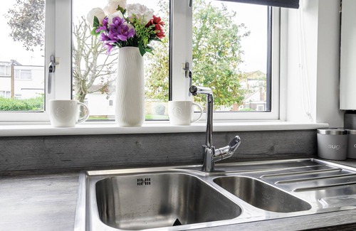 Basingstoke House | 4-Bedroom Bungalow in Central Basingstoke | Sleeps 9 Spacious, newly refurbished home with 3 bathrooms — perfect for families, contractors, or group stays. Just 5 mins from the M3 and a short walk to the town