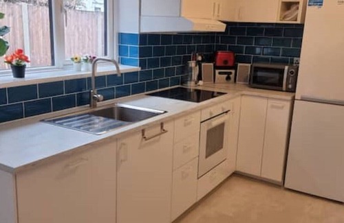 Cambridge House | 4 Bedroom Bungalow Walking Distance to City Center