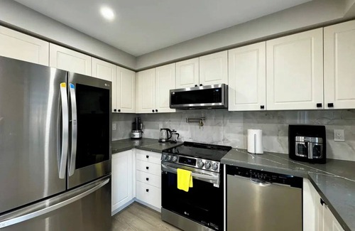 Ajax House | 4 Bedroom Calm and Cozy Family Home