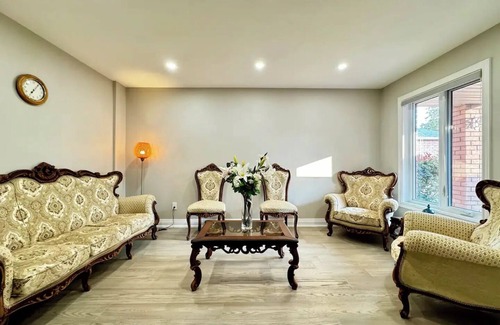 Ajax House | 4 Bedroom Calm and Cozy Family Home