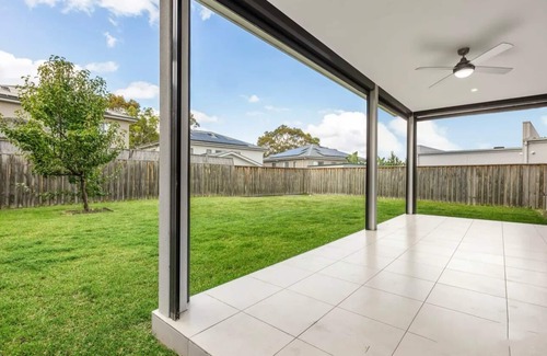 Gledswood Hills House | 4-bedroom country house in enchanting Gledswood Hills with AC, WiFi