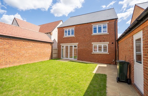 Bicester House | 4 Bedroom Detached House 5mins walk to shopping village