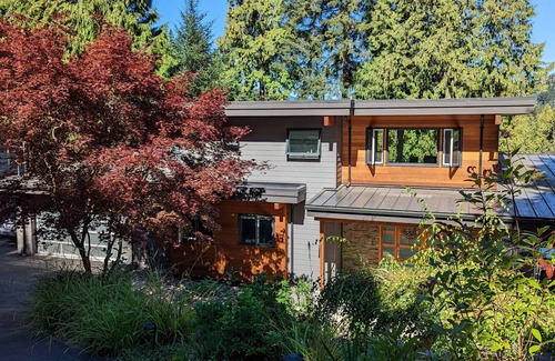 Caulfeild House | 4 Bedroom Family Home in Eagle Harbour
