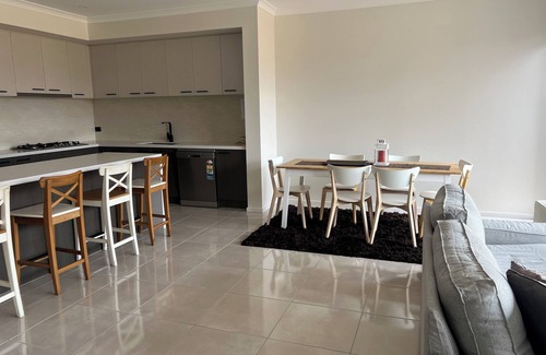 Tarneit House | 4-bedroom Family home/WFH vacation living in Tarneit, West Melbourne