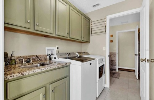 Lindfields Villa | 4-Bedroom Family Retreat Pool