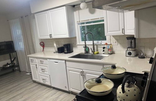 Calverton House | 4-bedroom, free parking, private entry, house in Silver Spring