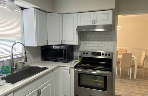Calverton House | 4-bedroom, free parking, private entry, house in Silver Spring